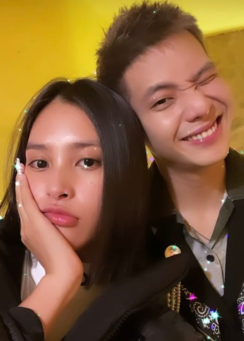 Năm 2021, Hoa hậu Tiểu Vy bị đồn hẹn hò Quân A.P sau khi khoe ảnh chụp chung, hết lời khen ngợi giọng hát của nam ca sĩ. Trả lời Yan, đại diện Tiểu Vy giải thích, sau khi xem Quân A.P biểu diễn tại một sự kiện, hoa hậu ngỏ ý muốn chụp ảnh chung vì ngưỡng mộ nam ca sĩ. Nhờ ê-kíp, cả hai có cơ hội chụp ảnh chung. Ảnh: Zing