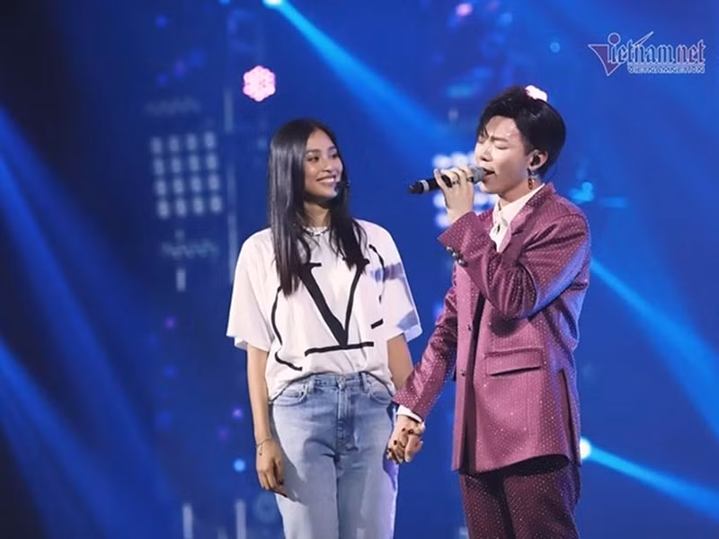 Mối quan hệ giữa Tiểu Vy và ca sĩ Erik từng gây chú ý sau khi cả hai đóng chung MV. Trong một chương trình, Erik thực hiện thử thách là gọi điện tỏ tình với Tiểu Vy. Không ngờ, nàng hậu tưởng Erik nói thật lòng nên cũng thú nhận rung động trong lúc quay chung. Sau cuộc gọi này, Tiểu Vy và Erik cảm thấy hơi ngại với nhau. Ảnh: Vietnamnet