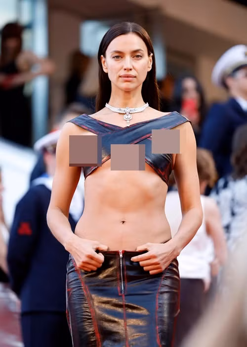 Xuất hiện thảm đỏ Cannes, Irina Shayk diện trang phục hở bạo. Ảnh: Parade.