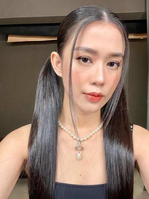 "Để mà nói thì chị đã làm việc hơn 10 năm nay nên tiền chị để dành không ít, chỉ có chị nuôi nổi chị nên em cũng bớt bớt đi, không phải ai cũng nhờ đàn ông nuôi mới có tiền xài đâu nha em", người đẹp đáp lại. Ảnh: FBNV