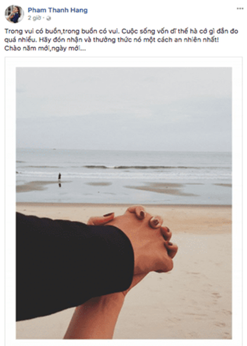 Trước đây, Thanh Hằng cũng giữ kín danh tính bạn trai. Khoảng năm 2015, trên báo chí, Thanh Hằng lần đầu tiên nói về người giấu mặt của mình. “Mỗi khi tôi đi quay về, anh ấy đều đón tôi, đưa tôi đi ăn. Thậm chí là mua món ăn tôi thích đem đến tận trường quay”, Thanh Hằng chia sẻ trong cuộc phỏng vấn với Zing. Bạn trai của Thanh Hằng còn chuẩn bị Tết giúp gia đình của nữ người mẫu năm 2015 khi cô quá bận rộn với nhiều dự án. Ảnh: Tiền Phong.