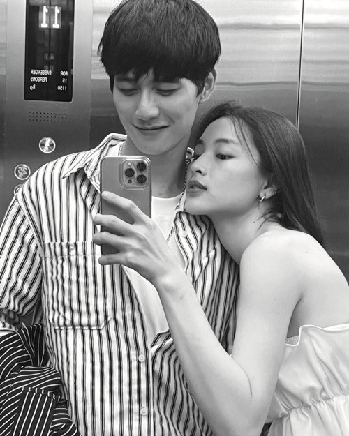 Mới đây, trên trang cá nhân Instagram, Avin Lu - Lan Thy đồng loạt đăng tải loạt ảnh bên nhau. Lan Thy viết: "OTP lên tiếng xác nhận" (OTP là thuật ngữ của giới trẻ nói về việc cặp đôi được fan đẩy thuyển thành một cặp).