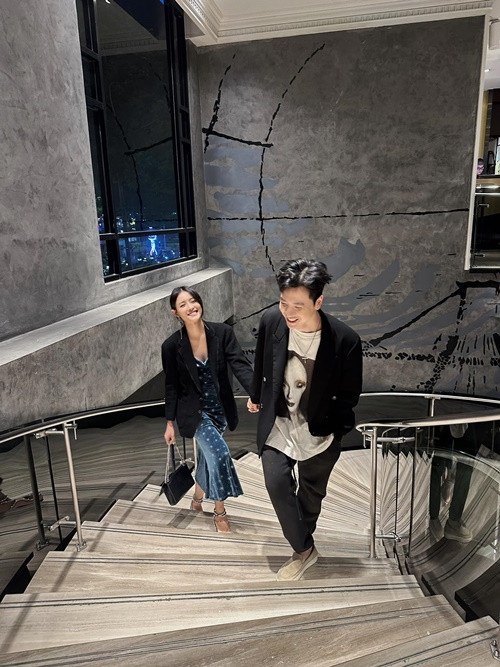 1 tháng trước, khi tham gia một sự kiện, Phí Ngọc Hưng bị một cô gái lạ mặt kéo áo thân mật. Trước những lời đồn đoán tình cảm với Trương Mỹ Nhân gặp trục trặc, Phí Ngọc Hưng khéo phủ nhận.