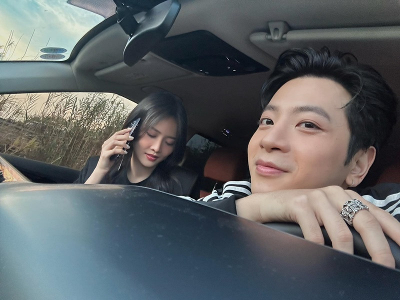 Anh đăng ảnh bên Trương Mỹ Nhân, tiết lộ cả hai cùng đi thanh toán tiền điện cho ngôi nhà chung.