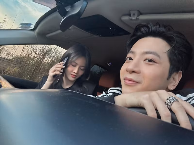 Anh đăng ảnh bên Trương Mỹ Nhân, tiết lộ cả hai cùng đi thanh toán tiền điện cho ngôi nhà chung.