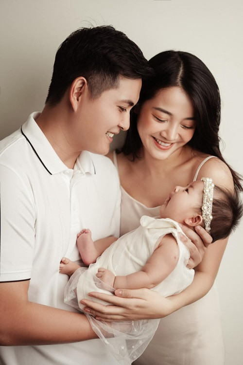 Mới đây, Karen Nguyễn kể hành trình làm mẹ. Nữ diễn viên cho biết, khi mang bầu, cô tự ti vì tăng cân, mụn nổi khắp lưng. 2 tuần đầu sau khi sinh, cô khóc vì bụng vẫn như mang bầu.