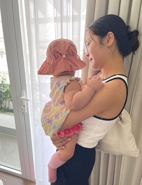 Karen Nguyễn quyết tâm giảm cân. Sau 1 tháng sinh con, cô giảm 17kg. Sau 3 tháng sinh nở, nữ diễn viên tự tin ra đường vì lấy lại được vẻ ngoài thon gọn.