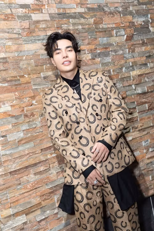 Năm 2019, Lê Dương Bảo Lâm liên tục vướng ồn ào. Anh bị một người đàn ông quay clip tố nam diễn viên hài bán nước hoa dởm vào tháng 6/2019. Trong một cuộc phỏng vấn năm 2020, nam diễn viên cho biết khi bán hàng livestream, anh nhiều lần bị các đối thủ dùng chiêu trò giành khách hoặc “chơi xấu” bằng cách lấy số điện thoại trên livestream giao hàng kém chất lượng đến cho khách. Ảnh: FBNV