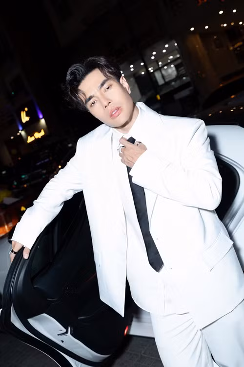 Tháng 4/2019, Lê Dương Bảo Lâm bị ném đá vì bình luận: "Thấy thương chưa nào, ước gì bắt được mấy bà nhỏ này về livestream kiểm tra kem ngon à" khi đăng clip trẻ em đi ăn xin ở nước ngoài. Ảnh: FBNV