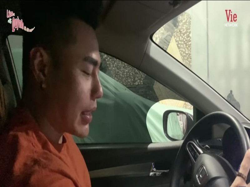 Năm 2021, sau chia sẻ thi trượt bằng lái ô tô lần thứ 14, Lê Dương Bảo Lâm bị cộng đồng mạng soi từng lái xe đưa vợ đi đẻ vào ngày 9/9/2020. Một số ý kiến đặt nghi vấn nam diễn viên lái ô tô trước khi có bằng. Đối mặt với nghi vấn nay, ông bố 3 con không có bất kỳ phản hồi nào. Ảnh: Zing