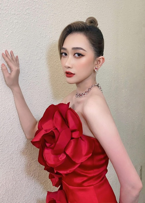 Phương Lan ngày càng gợi cảm, trẻ trung sau khi hẹn hò Phan Đạt.