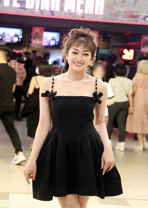 "Dự án điện ảnh đó thì tôi phải tăng cân, tăng đến 10 kg và không biết sắp tới đây, khi phim ra mắt, tôi có dám nhìn lại những hình ảnh đó hay không", nữ diễn viên phim Nhà bà Nữ bày tỏ.