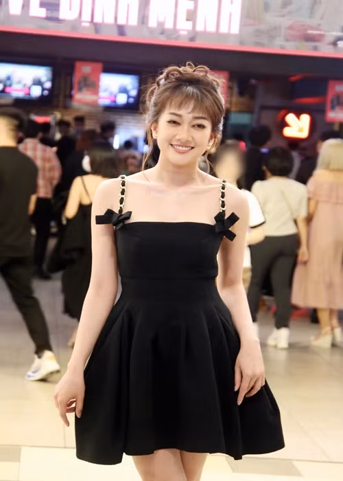 "Dự án điện ảnh đó thì tôi phải tăng cân, tăng đến 10 kg và không biết sắp tới đây, khi phim ra mắt, tôi có dám nhìn lại những hình ảnh đó hay không", nữ diễn viên phim Nhà bà Nữ bày tỏ.