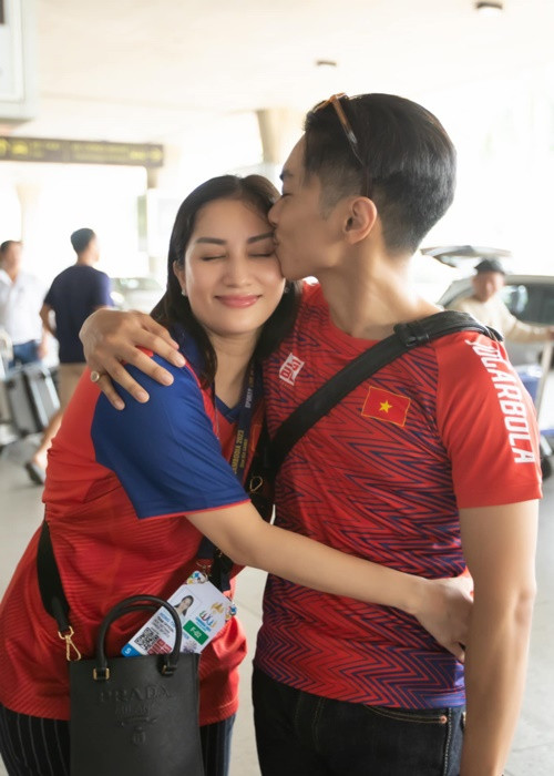 Khánh Thi chia sẻ trên Vietnamnet, ở SEA Games 32, Phan Hiển không thể tham dự với tư cách vận động viên do Dancesport không có trong nội dung thi đấu, cũng như anh bận công việc và chăm sóc hai con nên không thể sang Campuchia đồng hành cùng vợ.