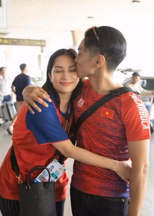 Khánh Thi chia sẻ trên Vietnamnet, ở SEA Games 32, Phan Hiển không thể tham dự với tư cách vận động viên do Dancesport không có trong nội dung thi đấu, cũng như anh bận công việc và chăm sóc hai con nên không thể sang Campuchia đồng hành cùng vợ.