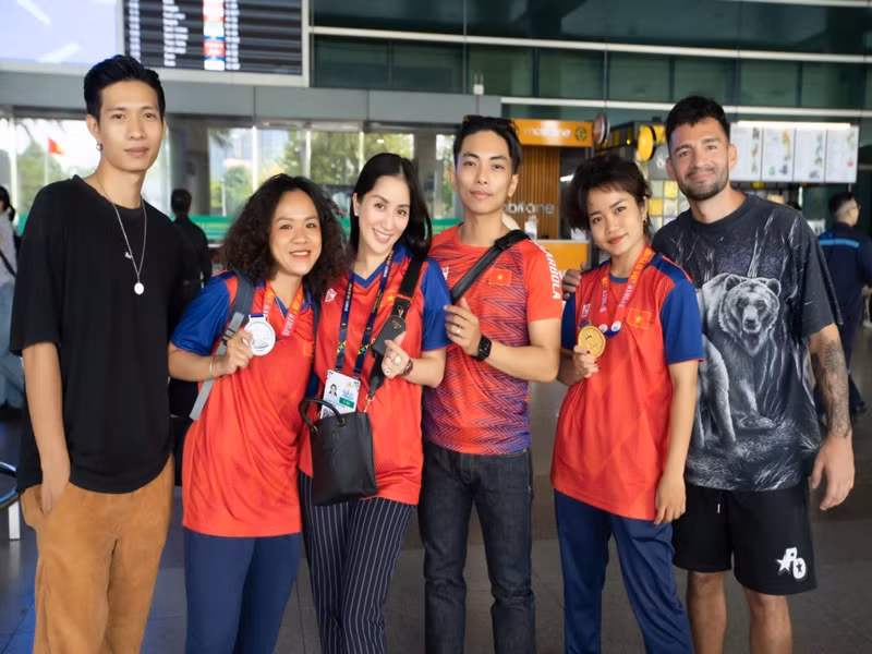 Khánh Thi khoe thành tích của đội Dancesport - Breaking gồm 1 huy chương vàng của Huỳnh Như và 1 huy chương bạc của Hồng Trâm.