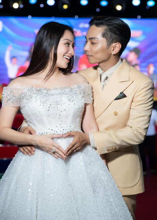 Không chỉ ngày càng thành công trong sự nghiệp, Khánh Thi còn có tổ ấm viên mãn bên Phan Hiển.