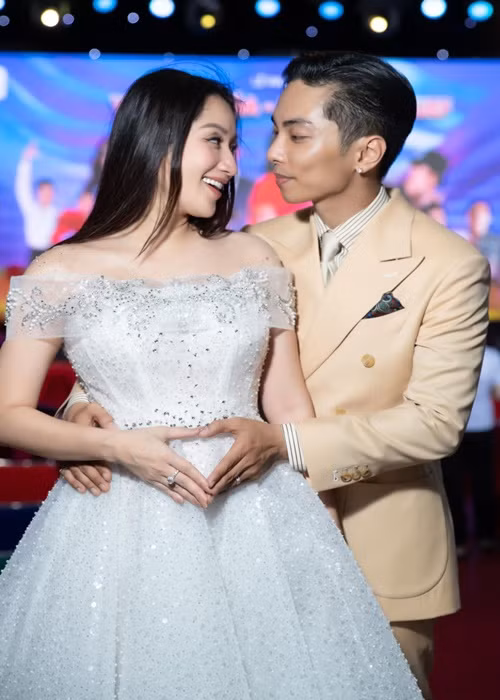 Không chỉ ngày càng thành công trong sự nghiệp, Khánh Thi còn có tổ ấm viên mãn bên Phan Hiển.