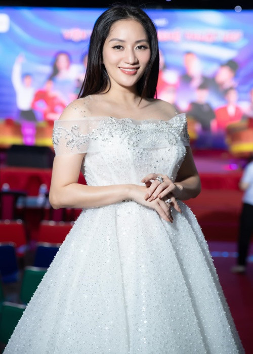 Khánh Thi chia sẻ trên Tiền Phong, cô mong muốn được hỗ trợ những bạn trẻ có tiềm năng phát triển đam mê, tạo điều kiện cho họ tham gia vào lĩnh vực nghệ thuật chuyên nghiệp hoặc thi đấu chuyên nghiệp, ngoài mục tiêu đưa dancesport và nhiều bộ môn nghệ thuật vào đời sống sinh viên.