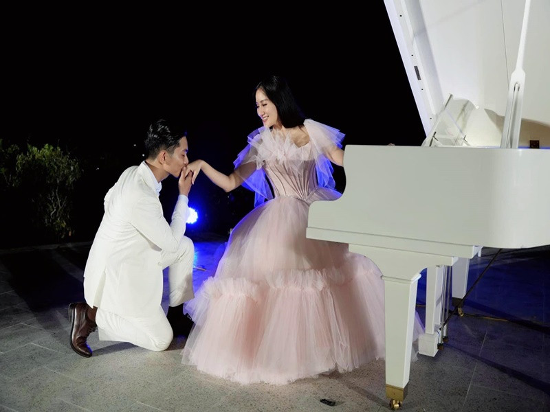 Nữ hoàng dancesport đang mang bầu lần 3 sau khi có 1 cô con gái và 1 cậu con trai.