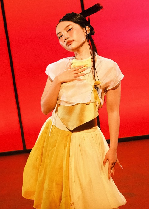 Phương Mỹ Chi nói thêm, cô đã rút ra nhiều kinh nghiệm cho bản thân. “Ê-kíp sẽ phải khắt khe hơn trong việc tìm hiểu thông tin quan trọng liên quan tới sản phẩm”, nữ ca sĩ chia sẻ.