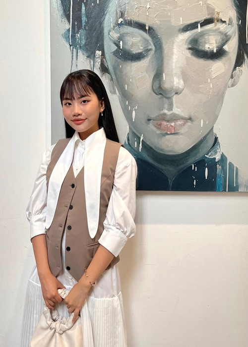 Tháng 6/2021, nữ ca sĩ quảng cáo kẹo ngậm trắng da đến từ Hàn Quốc. Nhiều người cho rằng không có sản phẩm nào có công dụng làm trắng da "thần kỳ" như Phương Mỹ Chi quảng cáo.