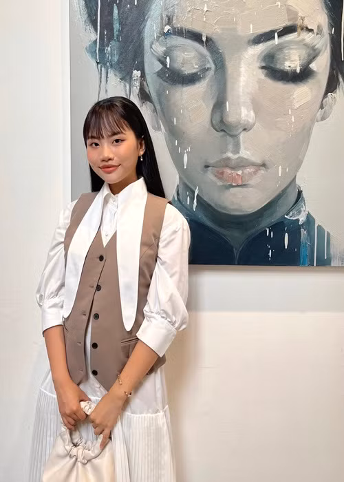 Tháng 6/2021, nữ ca sĩ quảng cáo kẹo ngậm trắng da đến từ Hàn Quốc. Nhiều người cho rằng không có sản phẩm nào có công dụng làm trắng da "thần kỳ" như Phương Mỹ Chi quảng cáo.