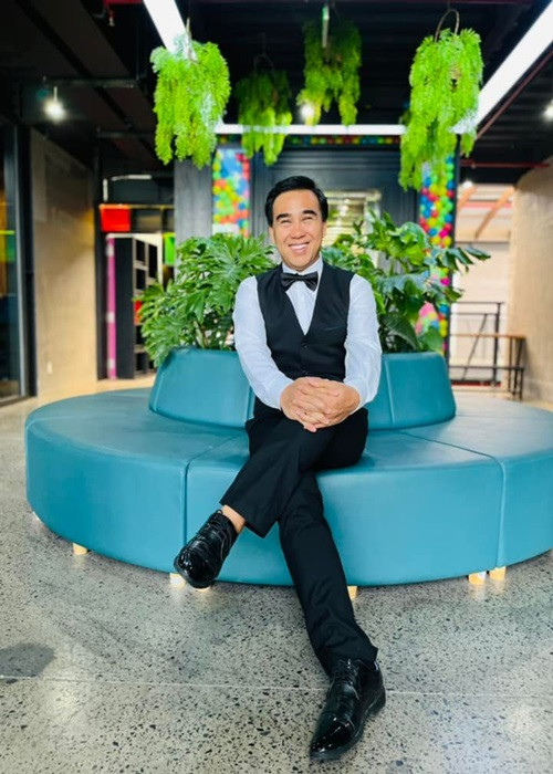 Giữa ồn ào quảng cáo sai sự thật, Quyền Linh cho biết, anh đã thiếu tiết chế khi giới thiệu sản phẩm điều trị tốt gấp hơn 70 lần so với curcumin bình thường. Nam MC xin lỗi khán giả và cho rằng đây là bài học đắt giá của mình.