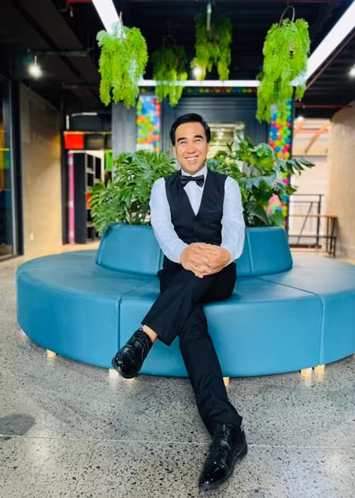 Giữa ồn ào quảng cáo sai sự thật, Quyền Linh cho biết, anh đã thiếu tiết chế khi giới thiệu sản phẩm điều trị tốt gấp hơn 70 lần so với curcumin bình thường. Nam MC xin lỗi khán giả và cho rằng đây là bài học đắt giá của mình.