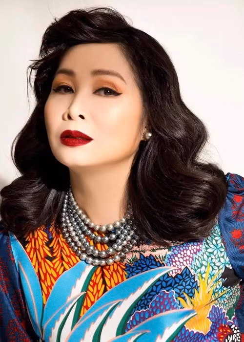 Trong một video quảng cáo, nghệ sĩ Hồng Vân khẳng định, sau khi sử dụng viên sủi, khối u trong cơ thể nhỏ đi, bệnh tình thuyên giảm. Tuy nhiên, viên sủi này chỉ là thực phẩm bảo vệ sức khỏe.