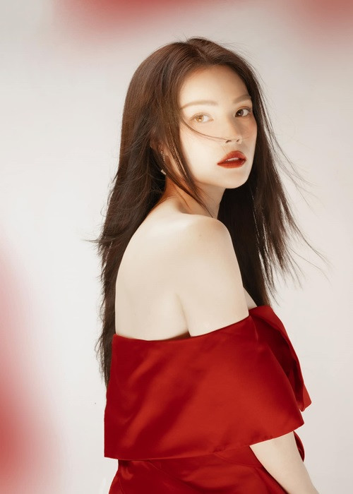 Giữa ồn ào quảng cáo sai sự thật, Dương Cẩm Lynh lên tiếng. Chia sẻ với Zing, bà mẹ hai con thừa nhận, bài đăng có sự nhầm lẫn về thời gian. Theo Dương Cẩm Lynh, trợ lý là người đăng tải thông tin. Khi phát hiện sự việc, nữ diễn viên quyết định xóa bài đăng.