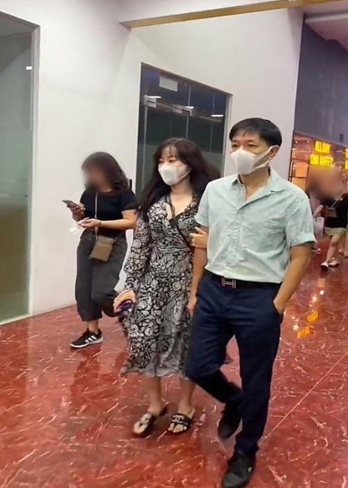 Vợ chồng Thái Hòa nắm tay, ôm nhau không rời tại một sự kiện mới đây. Ảnh: Thế giới điện ảnh