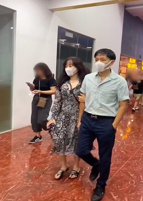 Vợ chồng Thái Hòa nắm tay, ôm nhau không rời tại một sự kiện mới đây. Ảnh: Thế giới điện ảnh