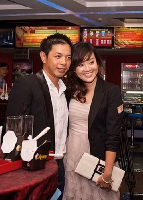 Thái Hòa và vợ thứ 2 bên nhau không rời mỗi khi xuất hiện. Ảnh: Dân Việt