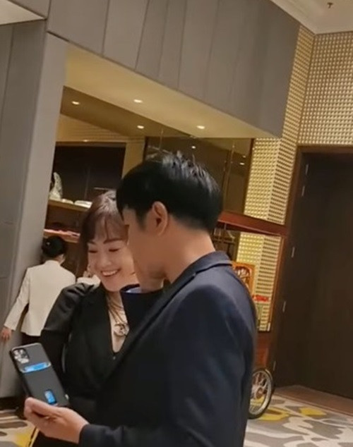 Trên truyền thông, nam diễn viên sinh năm 1974 thường dành những lời "có cánh" cho người bạn đời. Thái Hòa khen Hồng Thu nấu ăn ngon, giỏi quán xuyến gia đình. Ảnh: Arttimes