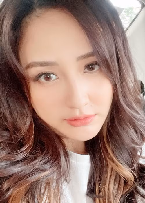 Gần đây, Mai Phương Thúy liên tục lên tiếng về tin đồn bí mật sinh con sau khi chơi đùa với một bé gái trên giường. Cô phản hồi: "Tin đồn chỉ là tin đồn thôi" khi một cư dân để lại bình luận về nghi vấn ngầm sinh nở của nàng hậu. Ảnh: FBNV.