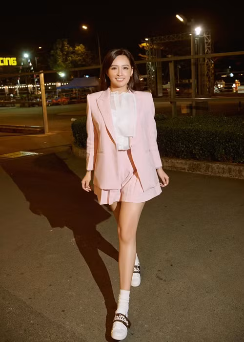 Mai Phương Thúy từng bị đồn có con gái bởi loạt ảnh cô dắt tay một bé gái bên cạnh là một người đàn ông hay hình ảnh trong phòng sinh. Chia sẻ với Dân Việt, chị Phương Châm - mẹ bé Ella (cô nhóc xuất hiện bên Mai Phương Thúy) cho biết, Mai Phương Thúy là mẹ nuôi của con chị. Ảnh: FBNV.