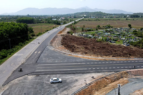 Tài xế bỡ ngỡ ngày đầu thông xe 2 cao tốc Tai xe bo ngo ngay dau thong xe 2 cao toc