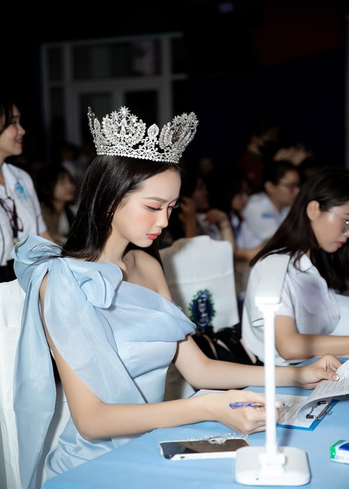 Bảo Ngọc chia sẻ, ê-kíp luôn cân nhắc tính chất sự kiện khi đội vương miện vì tôn trọng ban tổ chức và mục tiêu mà sự kiện hướng đến. Ảnh: FBNV