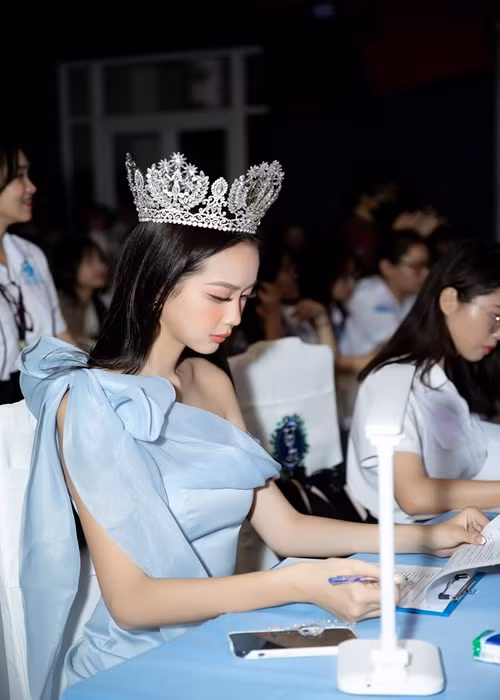 Bảo Ngọc chia sẻ, ê-kíp luôn cân nhắc tính chất sự kiện khi đội vương miện vì tôn trọng ban tổ chức và mục tiêu mà sự kiện hướng đến. Ảnh: FBNV