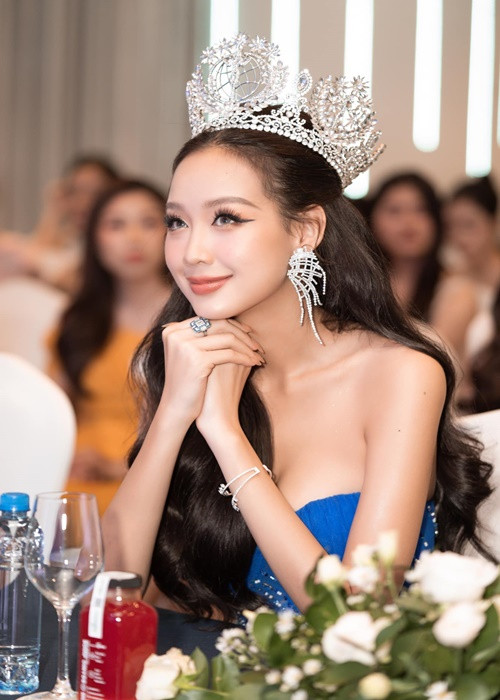 "...Do đó, xin phép các anh, các chị, các cô, các chú, các dì, các bác, các quý cư dân mạng, những bạn fan ủng hộ và đối nghịch với ủng hộ, những ai đã dành sự quan tâm và bày tỏ quan điểm..., xin phép tất cả cho Lê Nguyễn Bảo Ngọc - Hoa hậu Liên lục địa 2022 - được phép đội vương miện của mình và của toàn thể các bạn!", cô viết. Ảnh: FBNV