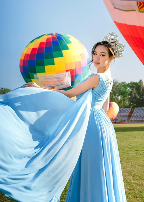 Bảo Ngọc tâm sự: “Trừ những dịp thật sự không phù hợp, như những sự kiện mang tính hàn lâm, chúng mình sẽ luôn lựa chọn có vương miện. Đó là trọng trách mà cả đội nên làm trong thời gian đương nhiệm, và cũng là niềm tự hào của chúng mình, của cả những người con muốn làm rạng danh Việt Nam...". Ảnh: FBNV