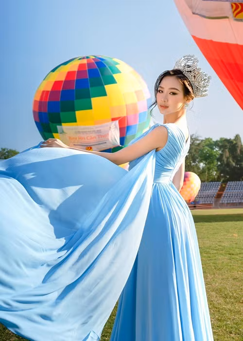 Bảo Ngọc tâm sự: “Trừ những dịp thật sự không phù hợp, như những sự kiện mang tính hàn lâm, chúng mình sẽ luôn lựa chọn có vương miện. Đó là trọng trách mà cả đội nên làm trong thời gian đương nhiệm, và cũng là niềm tự hào của chúng mình, của cả những người con muốn làm rạng danh Việt Nam...". Ảnh: FBNV