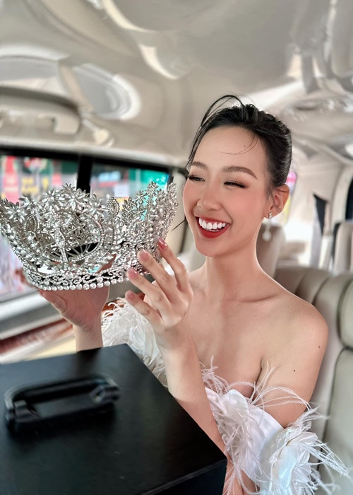 "Ngọc tự tiên lượng nếu lần nào đi cũng đội mấy tiếng đồng hồ, thậm chí cả ngày thế này, thì không sớm thì muộn, Ngọc cũng phải nhờ ba bốc giùm mớ thuốc tiền đình và thoái hóa cột sống cổ. Chẳng phải than khổ, vì Ngọc làm việc này có lý do! Sự hy sinh về công sức, tiền bạc, thời gian và sức khỏe của Ngọc, của ê-kíp, của những người đồng hành cùng Ngọc để có được chiến thắng này là không nhỏ", người đẹp chia sẻ. Ảnh: FBNV