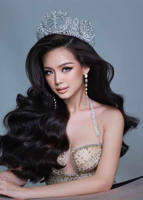 “Vương miện không có phiên bản. Tôi được đội bản chính thức về Việt Nam", cô nói. Ảnh: FBNV