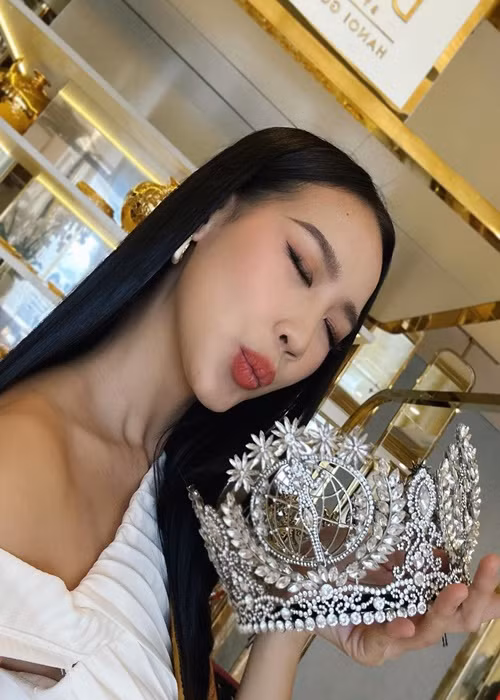 Bảo Ngọc nâng niu vương miện cô vất vả giành được. Ảnh: FBNV