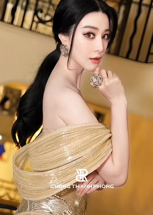 "Nàng Kim Tỏa" biết cách thay đổi trang phục, phụ kiện, kiểu tóc để gây ấn tượng khi xuất hiện ở liên hoan phim. Ảnh: Chung Thanh Phong.