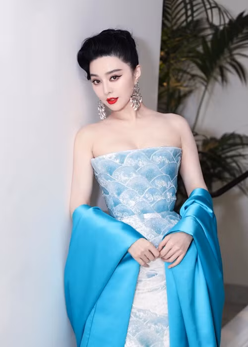 Kiểu dáng chiếc váy giống như một chiếc lọ. Ảnh: FBNV.