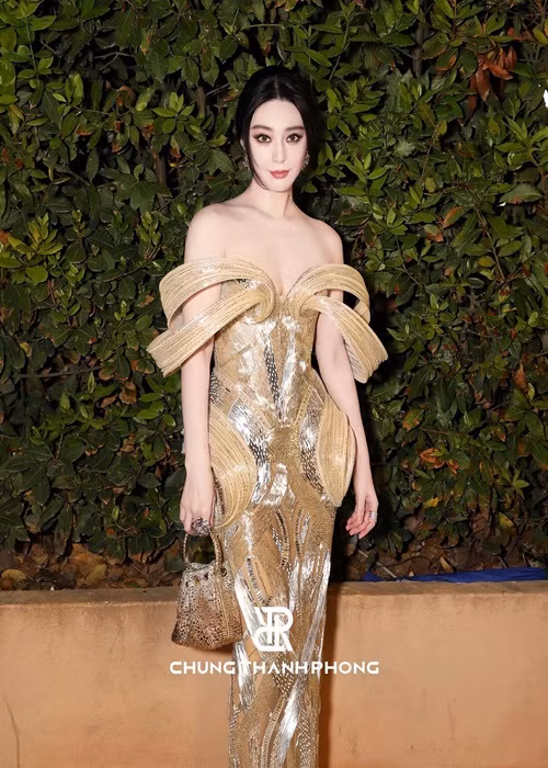 Nữ diễn viên xứ Trung xinh đẹp như nữ thần trong bộ váy của NTK Chung Thanh Phong. Ảnh: Chung Thanh Phong.