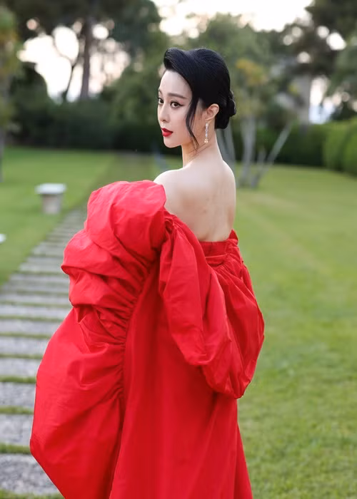 Phạm Băng Băng diện đầm đỏ khoe vai trần gợi cảm. Ảnh: amfAR.